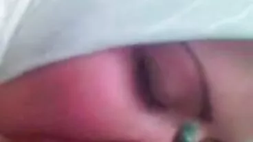בני נוער לוהטים עם גוף רזה מטופלים בלהט