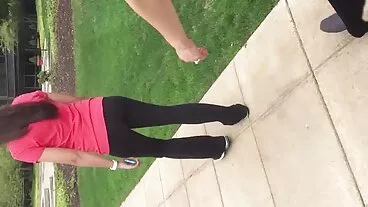 גוזל עם ציצים גדולים בשירות של ברונטית יפה