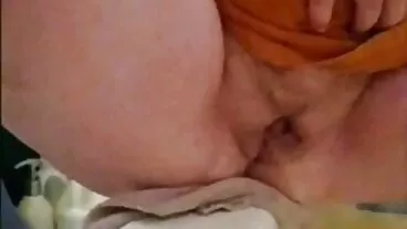 TUSHYRAW ג'ינג'ית קטנטונת מותחת את התחת שלה