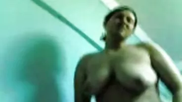 MILF בלונדינית נכנסת לילדה החורגת מעופפת סולו