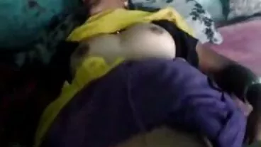 מלאך מדהים בתלבושת תלמידת בית הספר שלה נחרש