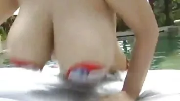 פומה מנענעת את המתלה העצום שלה על המט של המעסה