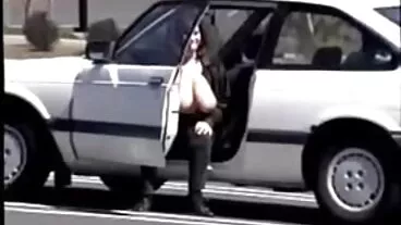 הנסיעה קשורה של טיפאני טייטום על קטבים מסיביים