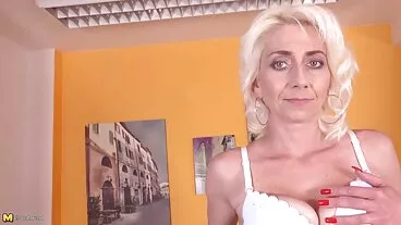 נער עם קצה אחורי נחמד הלם במרץ