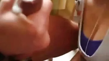 אחות חורגת סקרנית מנסה קצת משחק אנאלי איתך!