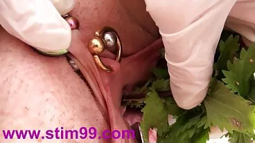 הבת החורגת לייסי וה-BFF מציצים על אבא צ'ארלס!