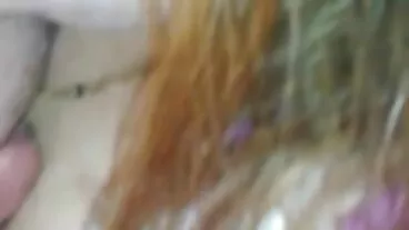 זונה בלונדינית מפותלת חוטפת את ישבנה הגדול