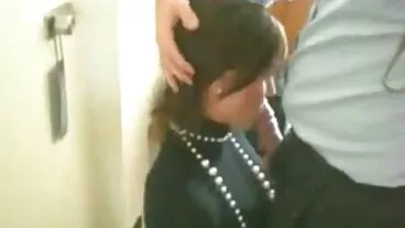 MILF אניסה קייט והכוס שלה מבקרים את בן החורג!