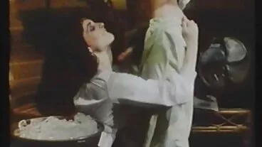 ראש קריאה מזויף עם ציצים מזויפים שאוכלים זין אמיתי